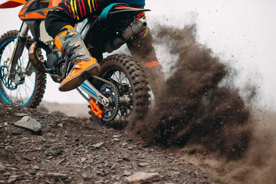 A loud 2-stroke dirt bike revs the engine showing the exhaust system.